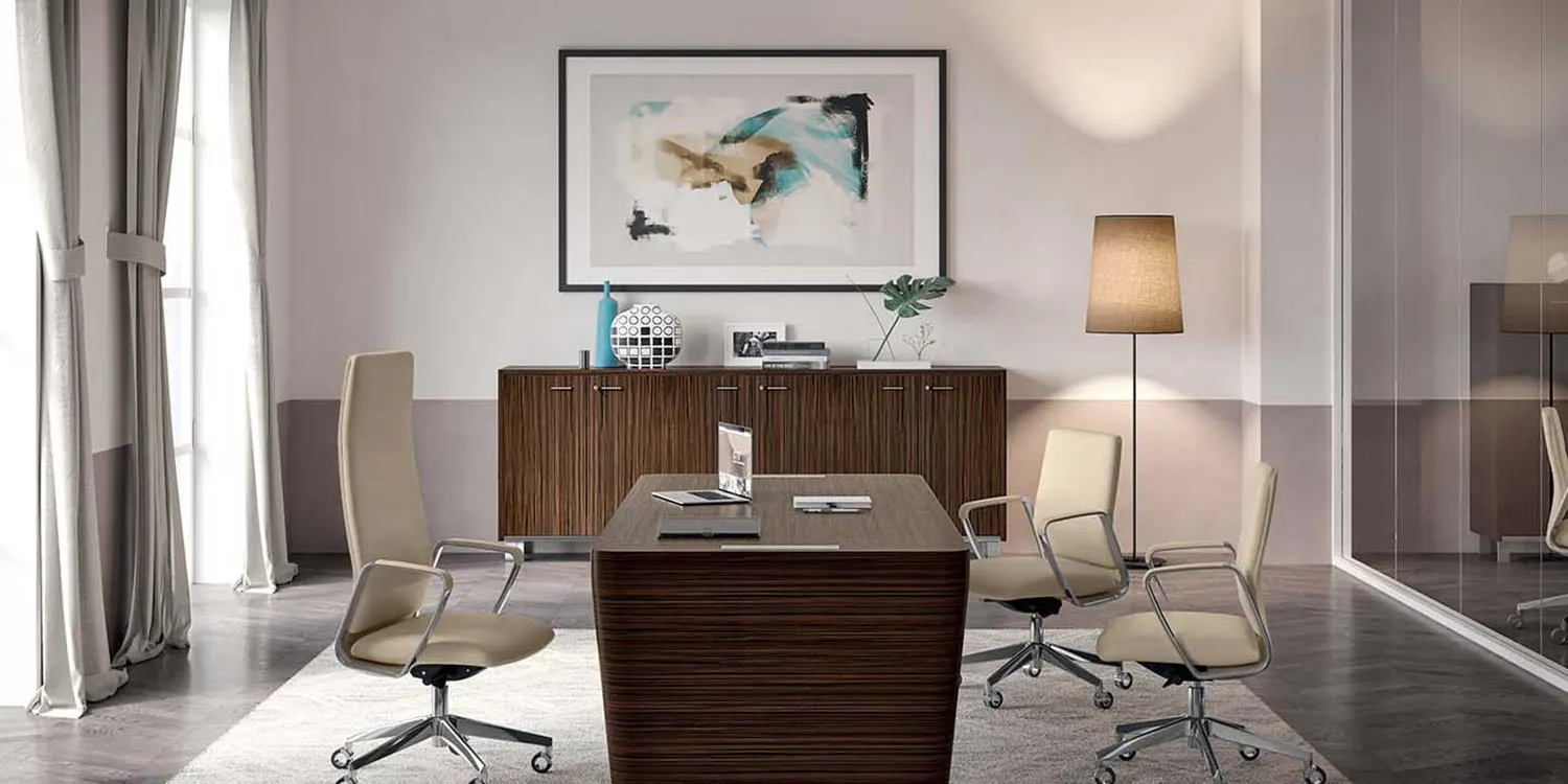 Salle de réunion du cabinet, mobilier clair et lumière naturelle