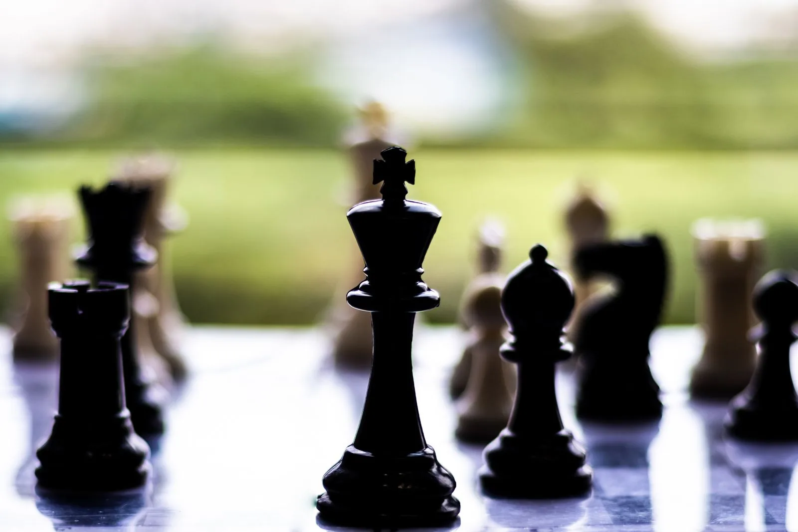 Pièces d'échecs en contre-jour sur l'échiquier