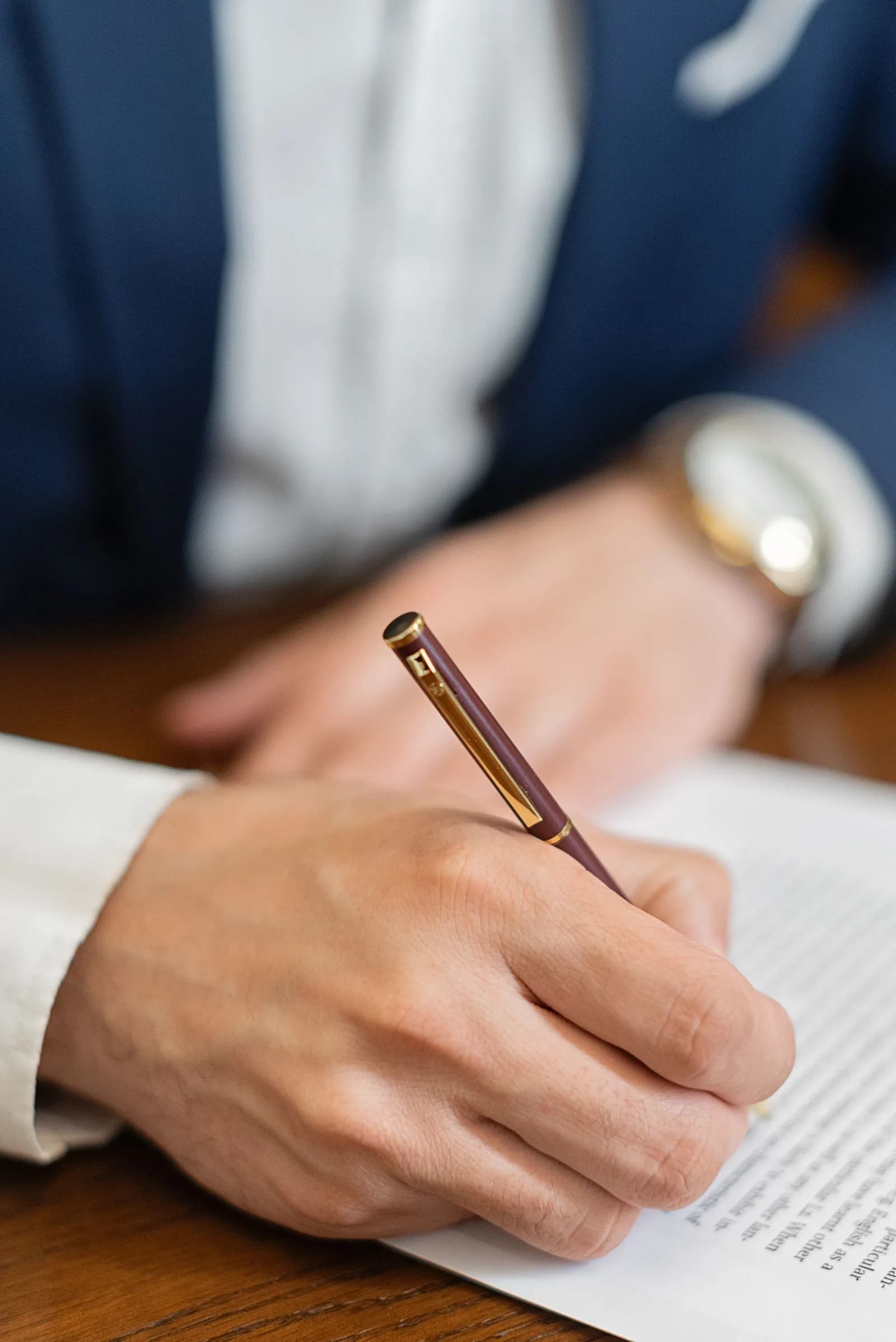 Main signant un contrat au stylo
