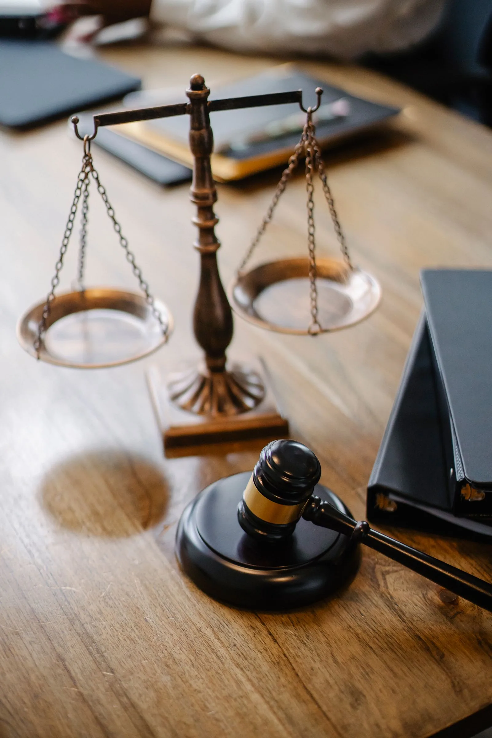 Balance de justice et dossiers sur un bureau de bois